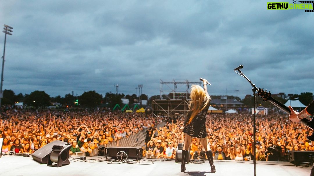 Avril Lavigne Instagram - What a phenomenal tour in Canada ๐จ๐ฆ๐ค๐๐งก Thank you all for rocking at the shows with me. Now off to the Mainstream Sellout Tour!