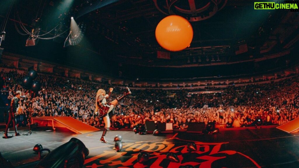 Avril Lavigne Instagram - What a phenomenal tour in Canada 🇨🇦🖤💀🧡 Thank you all for rocking at the shows with me. Now off to the Mainstream Sellout Tour!