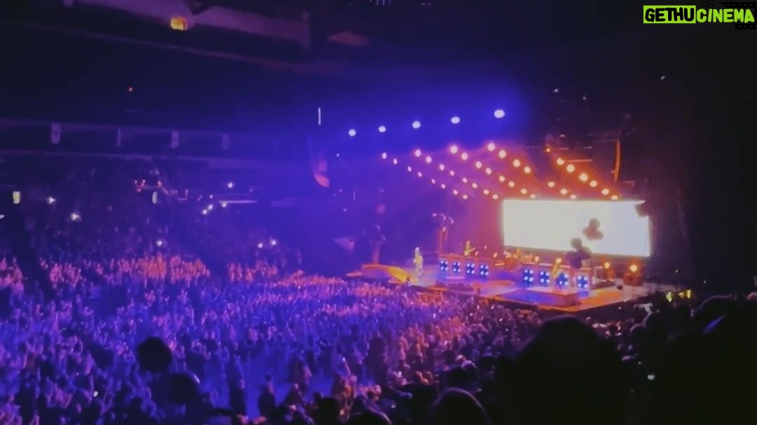 Avril Lavigne Instagram - What a phenomenal tour in Canada ๐จ๐ฆ๐ค๐๐งก Thank you all for rocking at the shows with me. Now off to the Mainstream Sellout Tour!