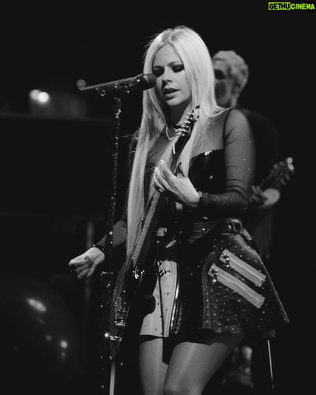 Avril Lavigne Instagram - I can't believe it's the last show of the Bite Me Canada Tour! See you tonight Halifax ๐งก๐๐ค