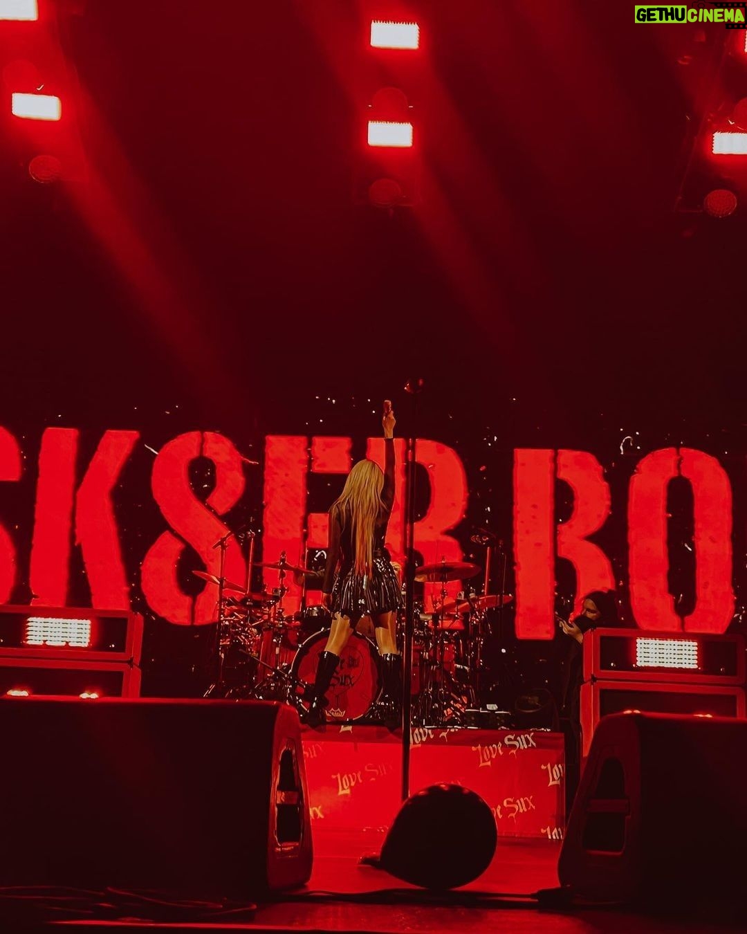 Avril Lavigne Instagram - I can't believe it's the last show of the Bite Me Canada Tour! See you tonight Halifax ๐งก๐๐ค
