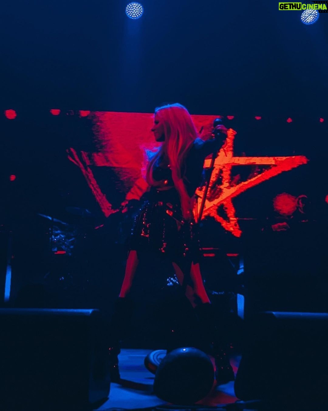 Avril Lavigne Instagram - I can't believe it's the last show of the Bite Me Canada Tour! See you tonight Halifax ๐งก๐๐ค