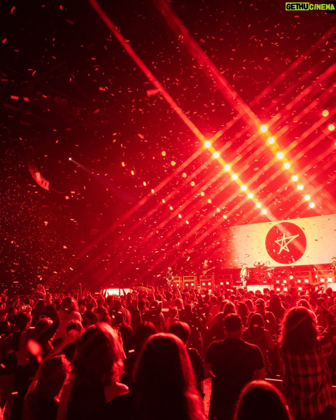 Avril Lavigne Instagram - I can't believe it's the last show of the Bite Me Canada Tour! See you tonight Halifax ๐งก๐๐ค