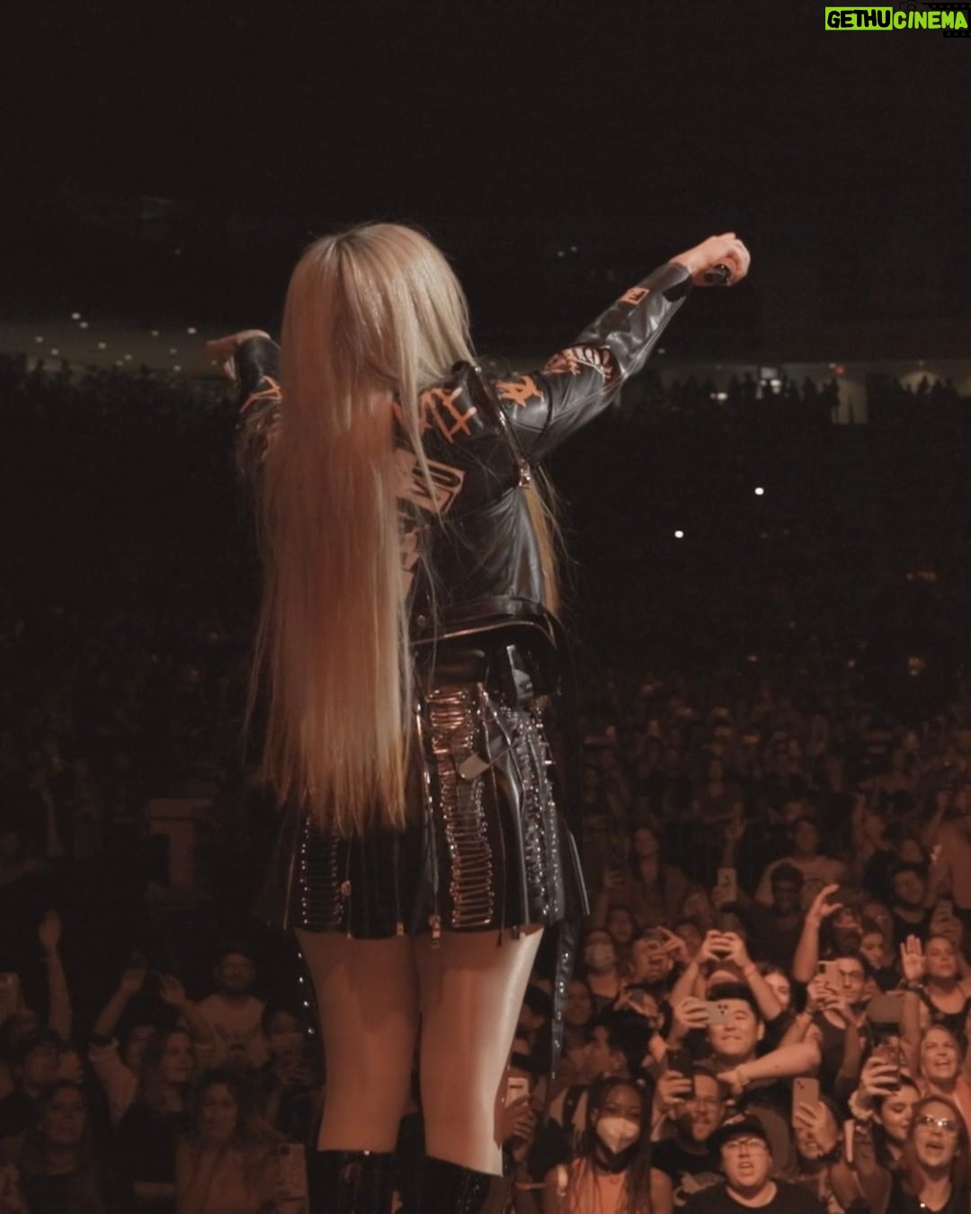 Avril Lavigne Instagram - I can't believe it's the last show of the Bite Me Canada Tour! See you tonight Halifax ๐งก๐๐ค