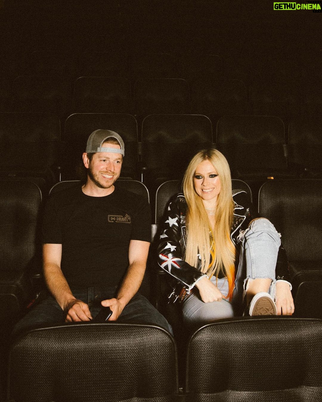 Avril Lavigne Instagram - We’ve been having a ball out here 🧡💀🖤 #bitemetour