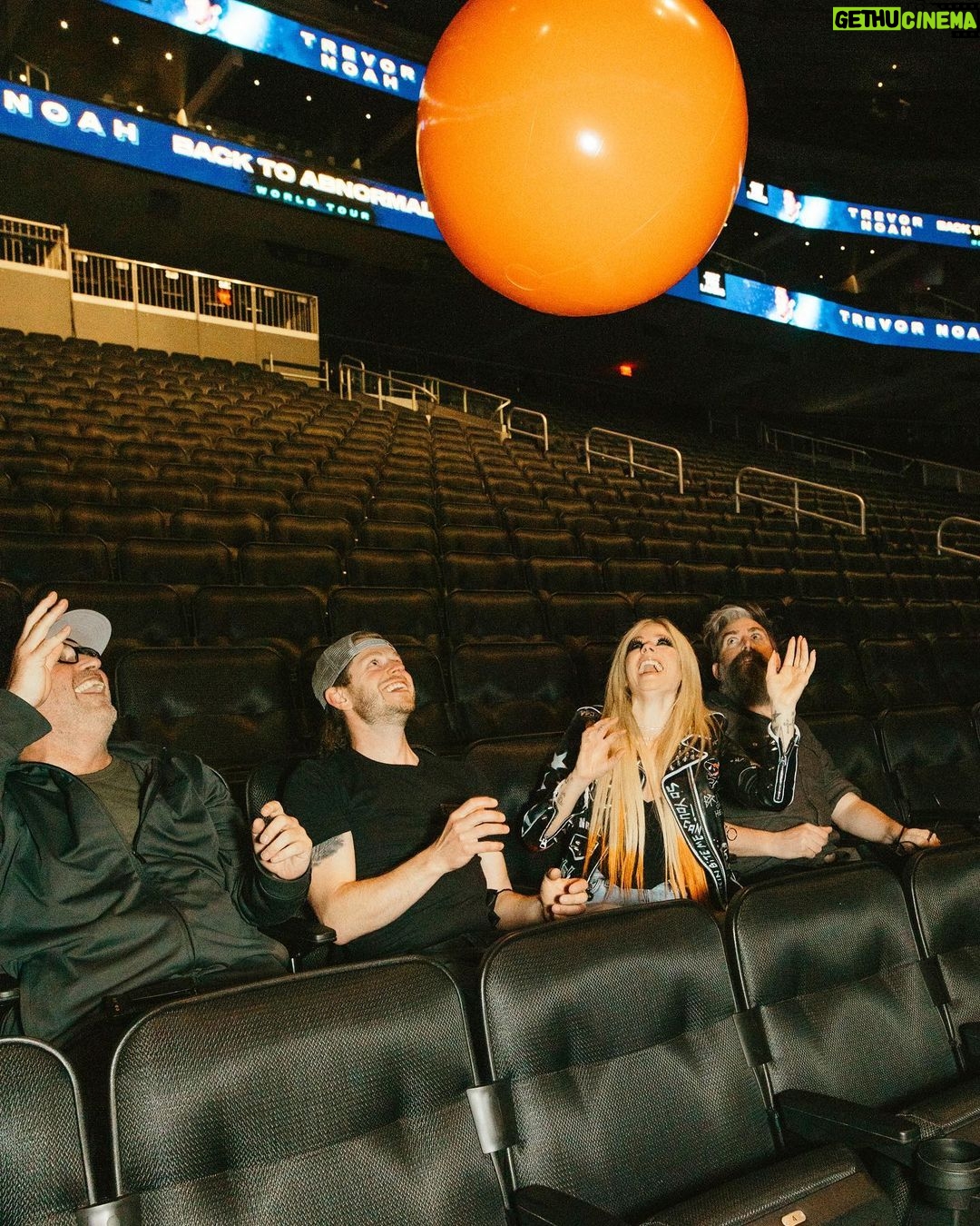 Avril Lavigne Instagram - We’ve been having a ball out here 🧡💀🖤 #bitemetour