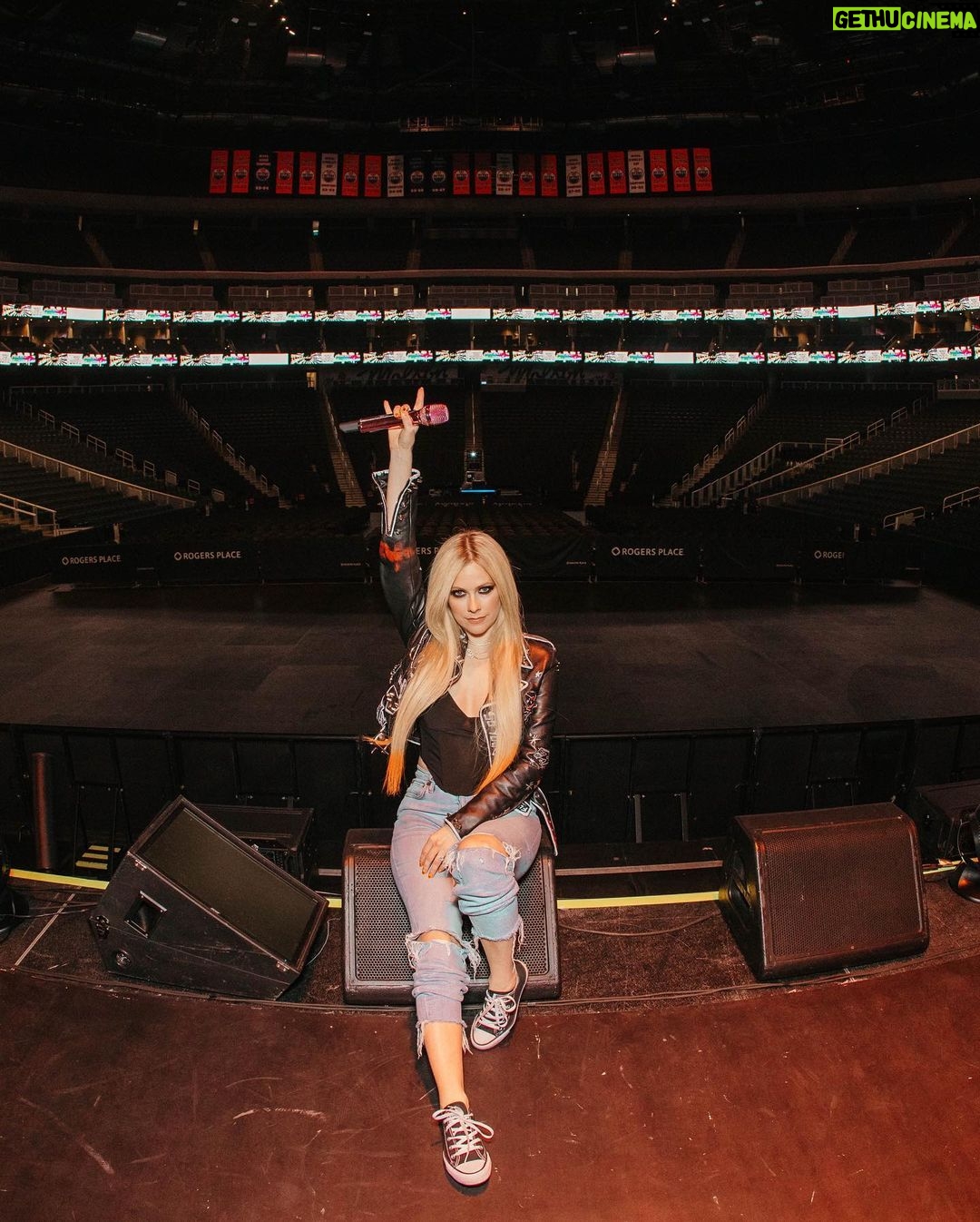 Avril Lavigne Instagram - We’ve been having a ball out here 🧡💀🖤 #bitemetour