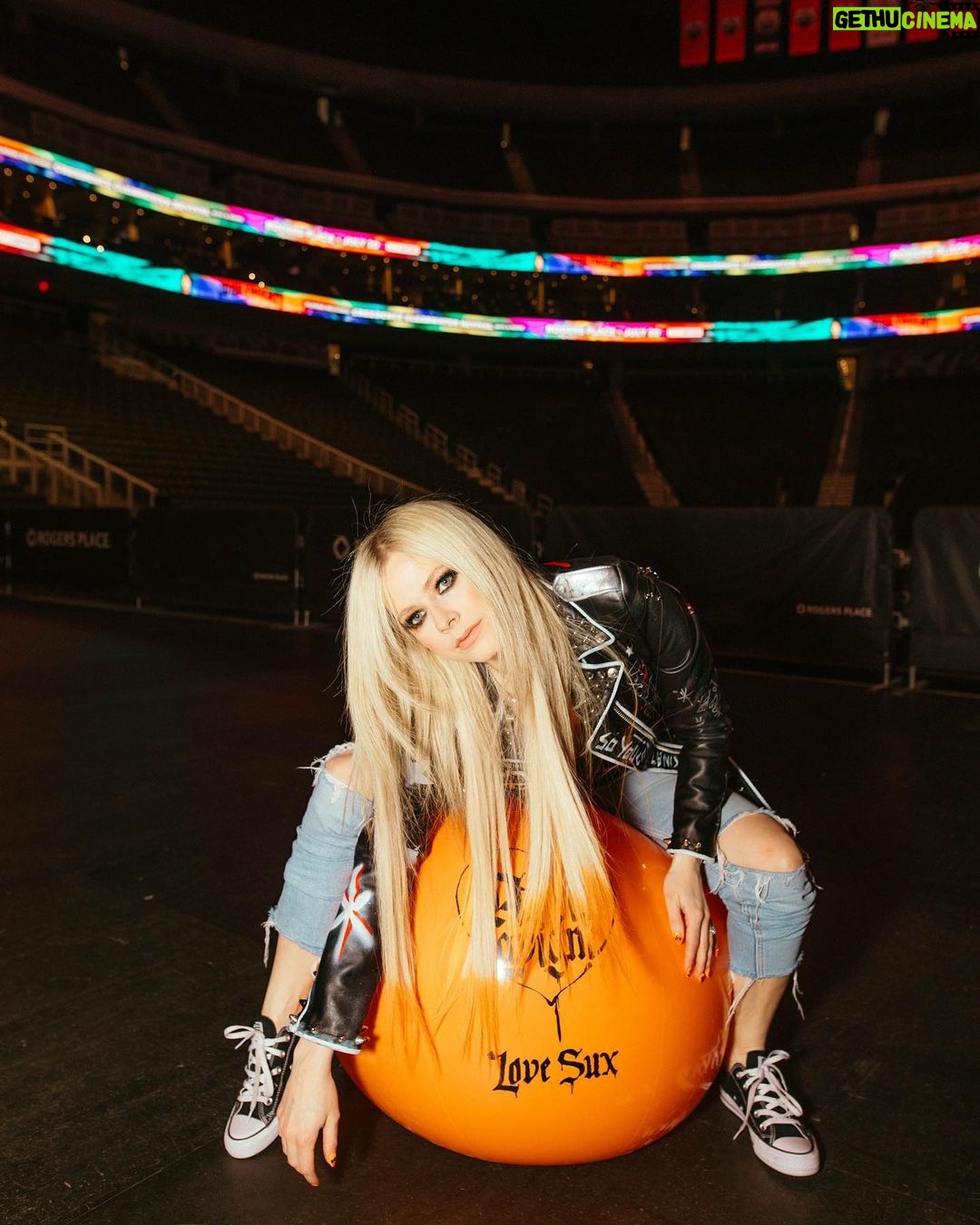 Avril Lavigne Instagram - We’ve been having a ball out here 🧡💀🖤 #bitemetour