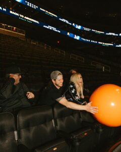 Avril Lavigne Instagram - We’ve been having a ball out here 🧡💀🖤 #bitemetour