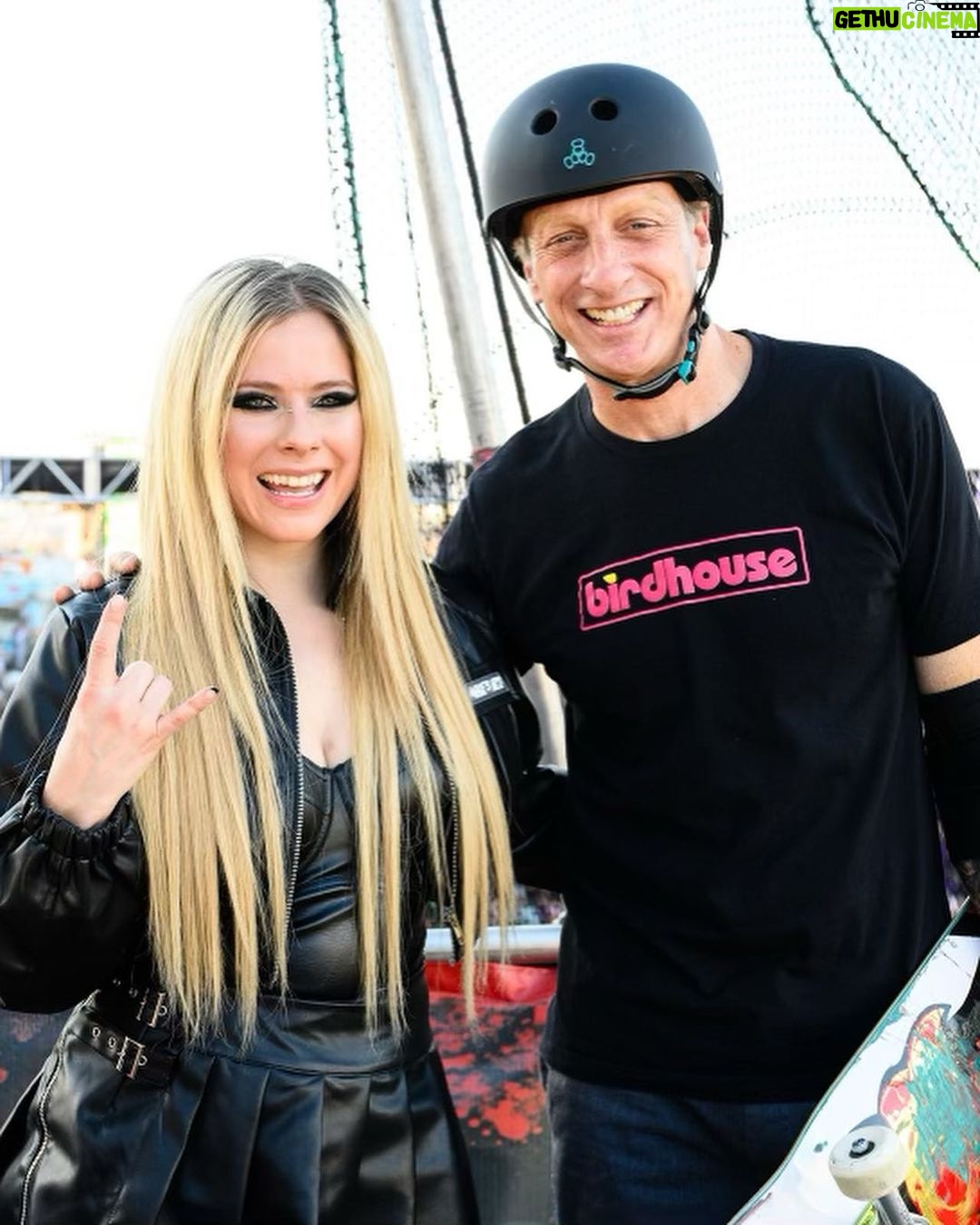 Avril Lavigne Instagram - @whenwewereyoungfest drinking my Avril @beatboxbeverages Pink Lemonade, performing “Fake As Hell” with @alltimelow and watching my Sk8er Dad @tonyhawk sk8 vert. 🛹🛹 Las Vegas, Nevada