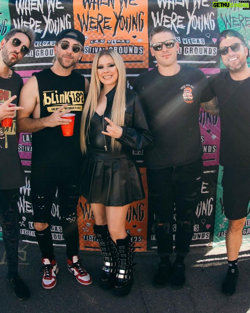 Avril Lavigne Instagram - @whenwewereyoungfest drinking my Avril @beatboxbeverages Pink Lemonade, performing “Fake As Hell” with @alltimelow and watching my Sk8er Dad @tonyhawk sk8 vert. 🛹🛹 Las Vegas, Nevada