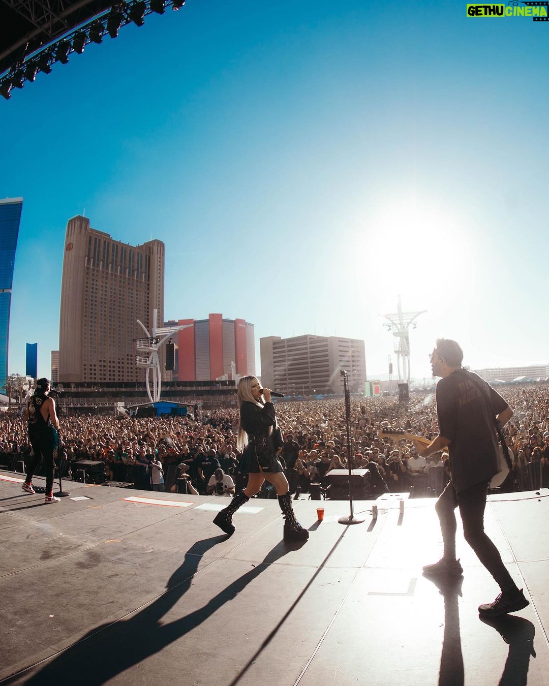 Avril Lavigne Instagram - @whenwewereyoungfest drinking my Avril @beatboxbeverages Pink Lemonade, performing “Fake As Hell” with @alltimelow and watching my Sk8er Dad @tonyhawk sk8 vert. 🛹🛹 Las Vegas, Nevada