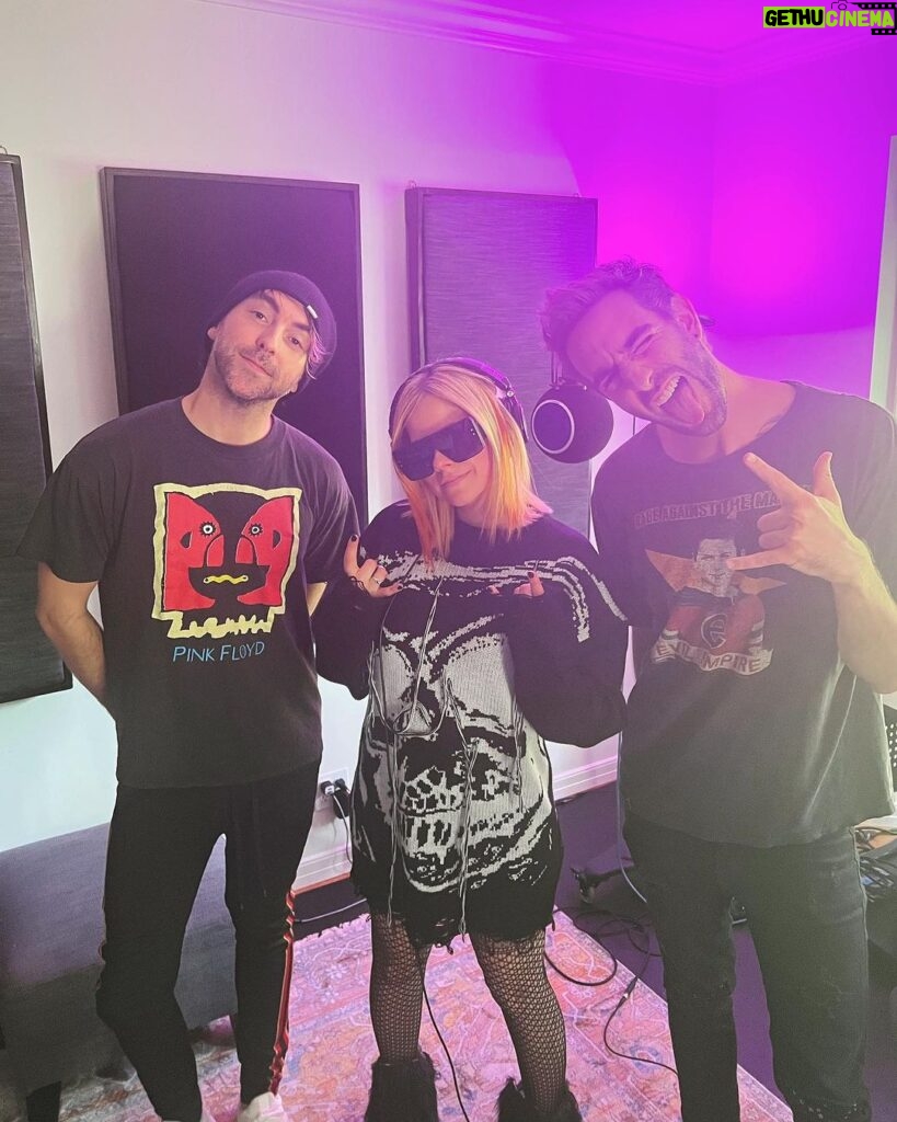 Avril Lavigne Instagram - “Fake As Hell” with @alltimelow ft me is OUT NOW!