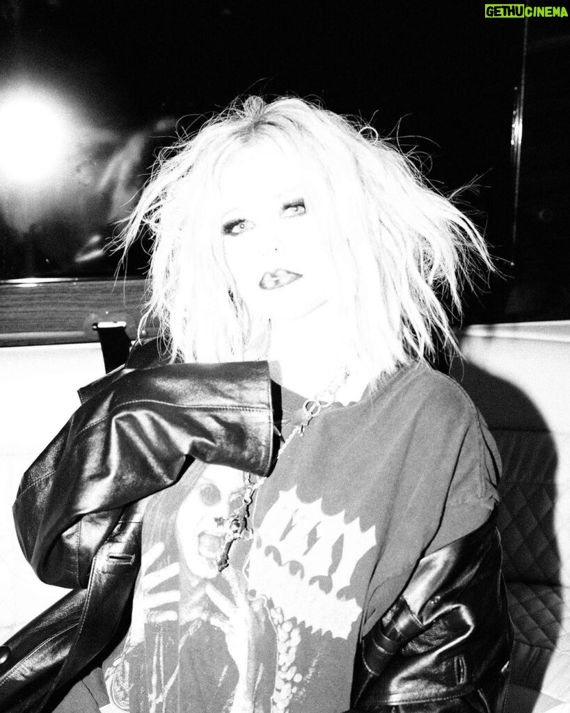 Avril Lavigne Instagram - Go hard or go home @dionlee 🖤 #nyfw New York, New York