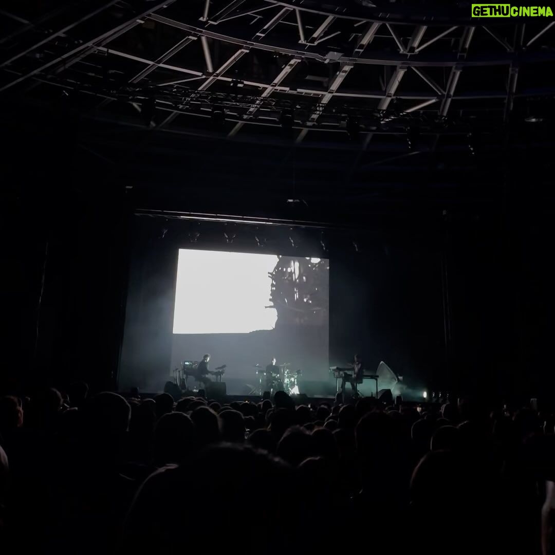Awat Ratanapintha Instagram - An unforgettable night with James Blake. His performance was beyond words. A dream turned into reality and I couldn’t be happier. @jamesblake 🪩🌌🔥 Velodrom Berlin