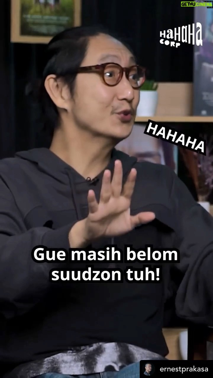 Awi Suryadi Instagram - My so-called film career that is not unlike an episode of Entourage: - Dipaksa syuting adegan mandi ✅ - Preview editing di pijat plus2 ✅ Reposted: @ernestprakasa Sosok misterius yang jarang muncul ke permukaan. Inilah @awisuryadi, sutradara dari KKN Di Desa Penari, film terlaris Indonesia sepanjang masa. Simak hanya di yutub Hahaha TV! ✨ Production Credit: Executive Producer - @dipaaa Producer - @annissa.paramitha Videographer - @inijamale @ardliyabwn Editor - @inijamale Graphic Designer - @ezzamazaya #InFrameWithErnestPrakasa
