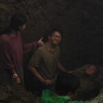 Awi Suryadi Instagram - No easy nights on the set of @kisahtanahjawa_md @kisahtanahjawa Pocong Gundul. @devamahenra @delladartyan @iwaktherockfish did everything with a smile 🙏 MASIH TAYANG DI BIOSKOP SEKARANG!