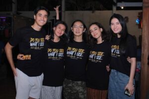 Awi Suryadi Instagram - And that's a wrap for Do You See What I See: First Love!

Thank you for indulging me for 24 days, I am one grateful director 🙏

@shenacinnamon @diandraagatha @sonia_alyssa @sarahfeliciaaa
@ratuurafa @jessicashainaa @yesayaabrhm 

@arfian @iwenrozari @cherrywirawan @oshindah @dimasbukanadit @ronalmailando @zohanhermansyah @tegoeh_makho_lightingman_
