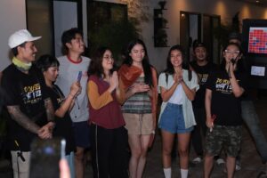Awi Suryadi Instagram - And that's a wrap for Do You See What I See: First Love!

Thank you for indulging me for 24 days, I am one grateful director 🙏

@shenacinnamon @diandraagatha @sonia_alyssa @sarahfeliciaaa
@ratuurafa @jessicashainaa @yesayaabrhm 

@arfian @iwenrozari @cherrywirawan @oshindah @dimasbukanadit @ronalmailando @zohanhermansyah @tegoeh_makho_lightingman_
