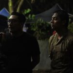 Awi Suryadi Instagram - Sang aktor basah kuyup lepek kedinginan, si stuntman kering rapi kelimis. Piye toh? @devamahenra @omhao13 Film @kisahtanahjawa_md @kisahtanahjawa Pocong Gundul MASIH TAYANG DI BIOSKOP SEKARANG!