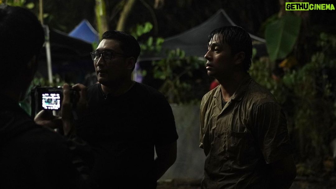 Awi Suryadi Instagram - Sang aktor basah kuyup lepek kedinginan, si stuntman kering rapi kelimis. Piye toh? @devamahenra @omhao13 Film @kisahtanahjawa_md @kisahtanahjawa Pocong Gundul MASIH TAYANG DI BIOSKOP SEKARANG!