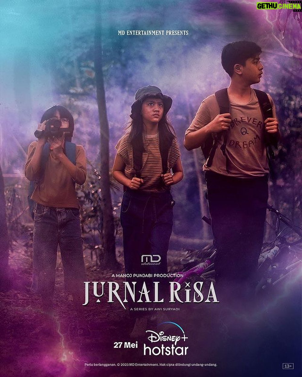 Awi Suryadi Instagram - Petualangan Risa kecil bersama para sepupu dan temannya akan mengajakmu untuk melihat yang tak terlihat. Berani, kan? Eksklusif di @disneyplushotstarid, streaming serial original @jurnalrisa_md mulai 27 Mei. Dibintangi oleh @shofia_shireen, @alifikryreal, @officialozkan, @keanuazka08, @alleyrafk, @alesha.fk, @sheryldrisannakuntadi, @_dimaspn_ , @queque.kusnandar, @_putriayudya, @khivaiskak dan @nickoirham__ #JurnalRisa #MDEntertainment #DanurUniverse #DisneyPlusHotstarID