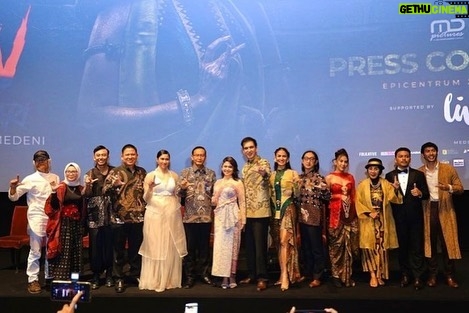 Awi Suryadi Instagram - 28-12-22 Malam Hajatan. Terima kasih @bankmandiri, Pak @airlanggahartarto_official atas dukungannya untuk film nasional 🇮🇩 🙏 KKN di Desa Penari: Luwih Dowo Luwih Medeni sedang tayang di bioskop! #kkndidesapenari #kkndesapenari