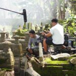 Awi Suryadi Instagram - Mumpung besok libur, daripada ke kuburan mendingan ke bioskop yuk nonton @kisahtanahjawa_md @kisahtanahjawa Pocong Gundul. SEDANG GEDOR-GEDOR PINTU BIOSKOP SEKARANG!