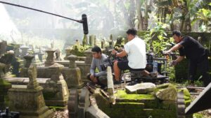 Awi Suryadi Instagram - Mumpung besok libur, daripada ke kuburan mendingan ke bioskop yuk nonton @kisahtanahjawa_md @kisahtanahjawa Pocong Gundul.

SEDANG GEDOR-GEDOR PINTU BIOSKOP SEKARANG!