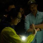 Awi Suryadi Instagram - Pohon beringin ratusan tahun. Banyusoco. Salah satu lokasi syuting film @kisahtanahjawa_md @kisahtanahjawa Pocong Gundul. Setibanya di set, @omhao13 langsung berbisik ke saya: "Ada banyak ini Mas." KEJADIAN PERTAMA terjadi ketika selagi latihan adegan, salah satu pemeran pengikut Walisdi dari posisi duduk bersila tiba-tiba lompat seperti seekor anjing. Gerakan lompatnya tidak seperti manusia. Untungnya pelatih peran, Mas Agus berhasil menenangkan. Menurutnya pemain itu dimasuki siluman serigala. Baunya seperti sudah ratusan hari tidak mandi, Mas Agus sempat muntah karena tidak tahan mencium baunya. Kata beliau, selagi latihan adegan, di pikirannya si pemain dia merasa paling hebat, sang siluman ingin mengingatkan dia yang berkuasa di sini. KEJADIAN KEDUA terjadi ketika @iwaktherockfish masuk ke set lubang kubur. Tiba-tiba sesak nafas dan merasa seperti ada yang menarik dari dalam tanah. Buru-buru minta tolong untuk diangkat naik dari dalam lubang. Wajahnya pucat.