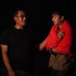 Awi Suryadi Instagram - Sang aktor basah kuyup lepek kedinginan, si stuntman kering rapi kelimis. Piye toh? @devamahenra @omhao13 Film @kisahtanahjawa_md @kisahtanahjawa Pocong Gundul MASIH TAYANG DI BIOSKOP SEKARANG!