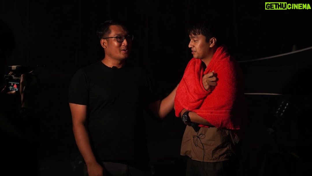 Awi Suryadi Instagram - Sang aktor basah kuyup lepek kedinginan, si stuntman kering rapi kelimis. Piye toh? @devamahenra @omhao13 Film @kisahtanahjawa_md @kisahtanahjawa Pocong Gundul MASIH TAYANG DI BIOSKOP SEKARANG!