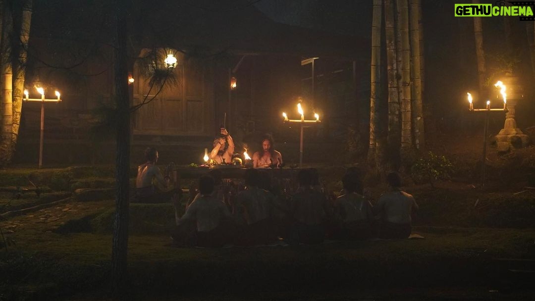 Awi Suryadi Instagram - Pejah Kasulayah... Pejah Kasulayah... Pejah Kasulayah... Walisdi @iwaktherockfish mengirim santet ke yang belum nonton film @kisahtanahjawa_md @kisahtanahjawa Pocong Gundul juga hingga hari ini 😱ðŸ¤