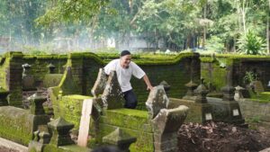 Awi Suryadi Instagram - Mumpung besok libur, daripada ke kuburan mendingan ke bioskop yuk nonton @kisahtanahjawa_md @kisahtanahjawa Pocong Gundul.

SEDANG GEDOR-GEDOR PINTU BIOSKOP SEKARANG!