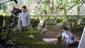 Awi Suryadi Instagram - Mumpung besok libur, daripada ke kuburan mendingan ke bioskop yuk nonton @kisahtanahjawa_md @kisahtanahjawa Pocong Gundul.

SEDANG GEDOR-GEDOR PINTU BIOSKOP SEKARANG!