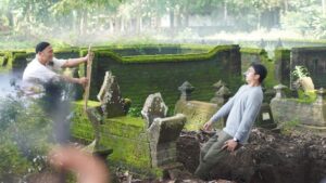 Awi Suryadi Instagram - Mumpung besok libur, daripada ke kuburan mendingan ke bioskop yuk nonton @kisahtanahjawa_md @kisahtanahjawa Pocong Gundul.

SEDANG GEDOR-GEDOR PINTU BIOSKOP SEKARANG!