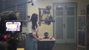 Awi Suryadi Instagram - Ada yang sekolahnya bekas kuburan juga seperti sekolah Sari?

Film @kisahtanahjawa_md @kisahtanahjawa SEDANG TAYANG DI BIOSKOP!