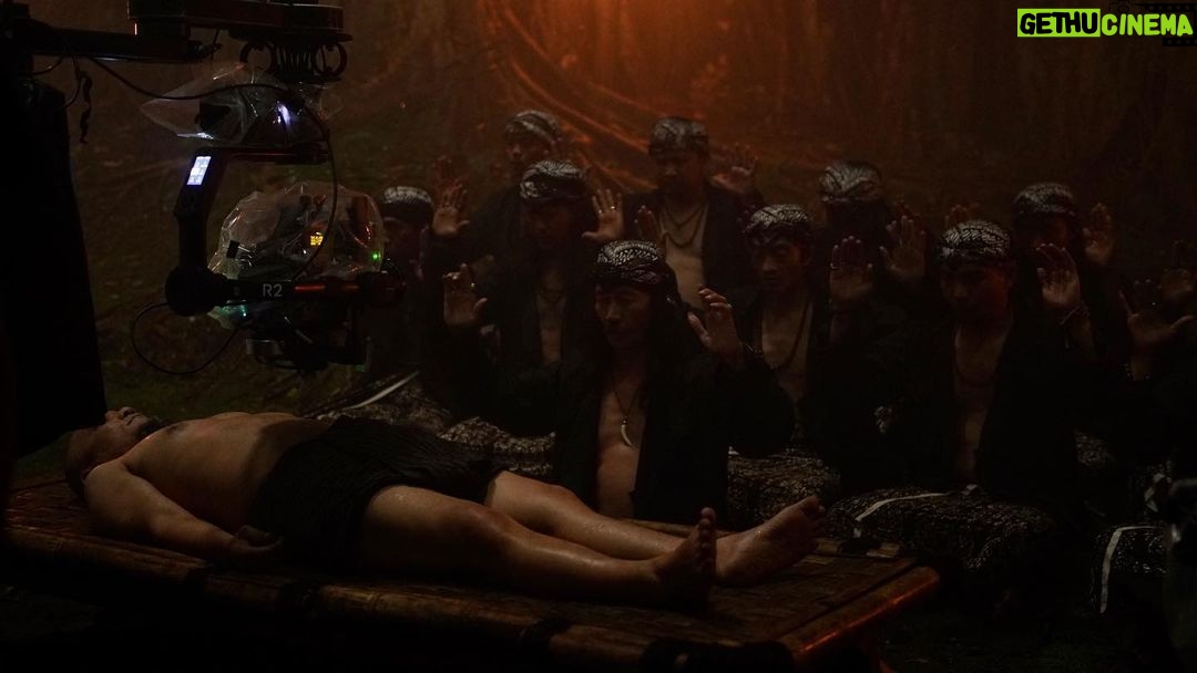Awi Suryadi Instagram - Pohon beringin ratusan tahun. Banyusoco. Salah satu lokasi syuting film @kisahtanahjawa_md @kisahtanahjawa Pocong Gundul. Setibanya di set, @omhao13 langsung berbisik ke saya: "Ada banyak ini Mas." KEJADIAN PERTAMA terjadi ketika selagi latihan adegan, salah satu pemeran pengikut Walisdi dari posisi duduk bersila tiba-tiba lompat seperti seekor anjing. Gerakan lompatnya tidak seperti manusia. Untungnya pelatih peran, Mas Agus berhasil menenangkan. Menurutnya pemain itu dimasuki siluman serigala. Baunya seperti sudah ratusan hari tidak mandi, Mas Agus sempat muntah karena tidak tahan mencium baunya. Kata beliau, selagi latihan adegan, di pikirannya si pemain dia merasa paling hebat, sang siluman ingin mengingatkan dia yang berkuasa di sini. KEJADIAN KEDUA terjadi ketika @iwaktherockfish masuk ke set lubang kubur. Tiba-tiba sesak nafas dan merasa seperti ada yang menarik dari dalam tanah. Buru-buru minta tolong untuk diangkat naik dari dalam lubang. Wajahnya pucat.