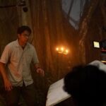 Awi Suryadi Instagram - Pohon beringin ratusan tahun. Banyusoco. Salah satu lokasi syuting film @kisahtanahjawa_md @kisahtanahjawa Pocong Gundul. Setibanya di set, @omhao13 langsung berbisik ke saya: "Ada banyak ini Mas." KEJADIAN PERTAMA terjadi ketika selagi latihan adegan, salah satu pemeran pengikut Walisdi dari posisi duduk bersila tiba-tiba lompat seperti seekor anjing. Gerakan lompatnya tidak seperti manusia. Untungnya pelatih peran, Mas Agus berhasil menenangkan. Menurutnya pemain itu dimasuki siluman serigala. Baunya seperti sudah ratusan hari tidak mandi, Mas Agus sempat muntah karena tidak tahan mencium baunya. Kata beliau, selagi latihan adegan, di pikirannya si pemain dia merasa paling hebat, sang siluman ingin mengingatkan dia yang berkuasa di sini. KEJADIAN KEDUA terjadi ketika @iwaktherockfish masuk ke set lubang kubur. Tiba-tiba sesak nafas dan merasa seperti ada yang menarik dari dalam tanah. Buru-buru minta tolong untuk diangkat naik dari dalam lubang. Wajahnya pucat.