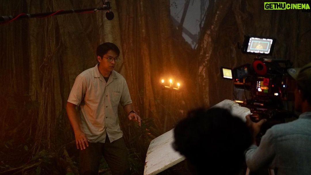 Awi Suryadi Instagram - Pohon beringin ratusan tahun. Banyusoco. Salah satu lokasi syuting film @kisahtanahjawa_md @kisahtanahjawa Pocong Gundul. Setibanya di set, @omhao13 langsung berbisik ke saya: "Ada banyak ini Mas." KEJADIAN PERTAMA terjadi ketika selagi latihan adegan, salah satu pemeran pengikut Walisdi dari posisi duduk bersila tiba-tiba lompat seperti seekor anjing. Gerakan lompatnya tidak seperti manusia. Untungnya pelatih peran, Mas Agus berhasil menenangkan. Menurutnya pemain itu dimasuki siluman serigala. Baunya seperti sudah ratusan hari tidak mandi, Mas Agus sempat muntah karena tidak tahan mencium baunya. Kata beliau, selagi latihan adegan, di pikirannya si pemain dia merasa paling hebat, sang siluman ingin mengingatkan dia yang berkuasa di sini. KEJADIAN KEDUA terjadi ketika @iwaktherockfish masuk ke set lubang kubur. Tiba-tiba sesak nafas dan merasa seperti ada yang menarik dari dalam tanah. Buru-buru minta tolong untuk diangkat naik dari dalam lubang. Wajahnya pucat.