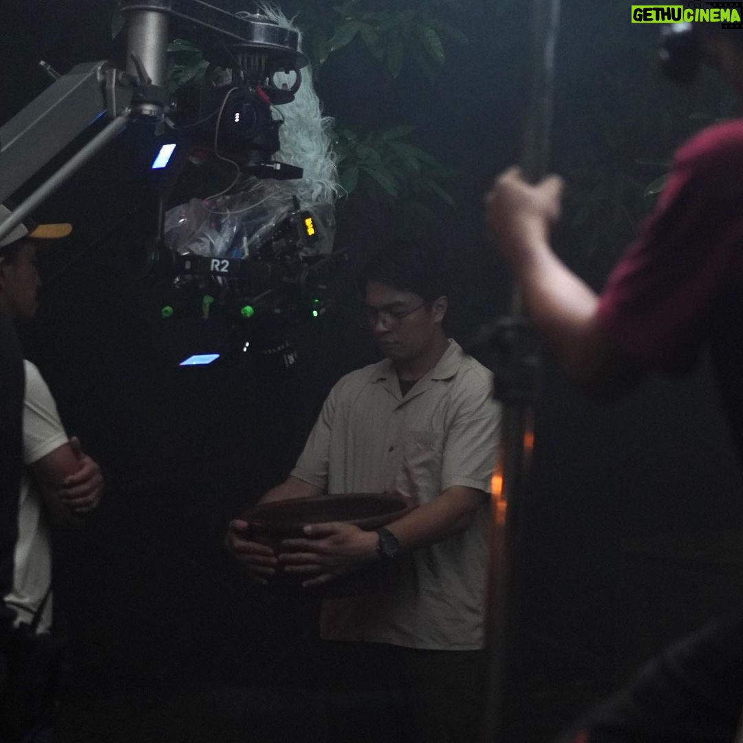 Awi Suryadi Instagram - Camera set-up dari salah satu shot di trailer film @kisahtanahjawa_md @kisahtanahjawa Pocong Gundul. Ada yang bisa tebak untuk shot yang mana? Serentak gedor-gedor pintu bioskop setanah air mulai 21 September!