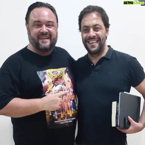 Axel Instagram - Um gajo de Beja e um de Cascais encontram-se em Florianópolis e o que aconteceu? Uiiiiiiiiiiiiii! Combinar cenas em Lisboa é sempre complicado...mais vale a milhares de Km de distância. Próxima vez @antonio.zambujo organizamos para ficares aqui mais tempo na Ilha da Magia. Florianópolis, Santa Catarina