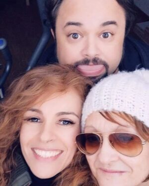 Axel Instagram - Nós...🖤. Nunca gostou que a chamassem Cláudia. Mas eu chamava-a por esse nome só para chatear. Até breve prima. Vamos tomar conta da Tia e do Tio e do teu trabalho. Não esquecer: estrelinha na ponta do I.