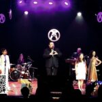 Axel Instagram - Mais um momento dos nossos shows de Natal em Teatros com um coro incrível de jovens que passaram pelo Canta Comigo Teen: @isacamargoficial @juliarodrigues.ofc @daniell_albuquerque_oficial @glauciamatosofc "Para não ser Triste". #muitafofura