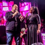 Axel Instagram - O prazer e honra que é para mim pisar o palco do lado da @nethynhabardooficial e ainda por cima cantando uma composição e letra da @vanessinha_pg que vai ser lançada nas próximas semanas. Maruim foi a primeira de milhares de oportunidades para o Brasil e o Mundo poderem escutar ao Vivo a força da natureza que é esta Sergipana. Orgulho!!! #axel #nethynhabardo