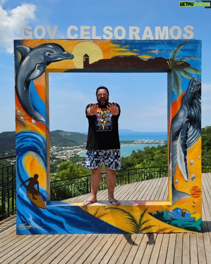 Axel Instagram - Ouvi dizer que está ❄ frio em Portugal...mas em Governador Celso Ramos, SC...está um 🔥 calor que só se está bem dentro de água! #fresquinho Governador Celso Ramos/SC