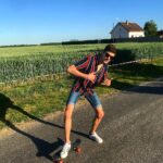 Axel Marbeuf Instagram - Une chemise plutôt cool mais un skateur pas mal nul 🛹☀️