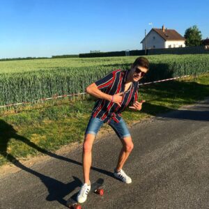 Axel Marbeuf Instagram - Une chemise plutôt cool mais un skateur pas mal nul 🛹☀️
