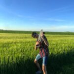 Axel Marbeuf Instagram - Une chemise plutôt cool mais un skateur pas mal nul 🛹☀️