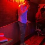 Axel Marbeuf Instagram - Voici la vidéo complète ! Ça fait tellement de bien de chanter pour kiffer le moment avec toute la salle qui suit ! Merci @lisa.gmrs ❤️ et @newyorkcafekaraoke.paris New York Café Karaoké